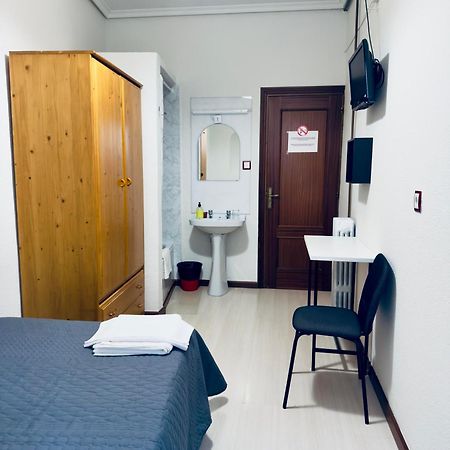 Hostal Conde De Alba มาดริด ภายนอก รูปภาพ