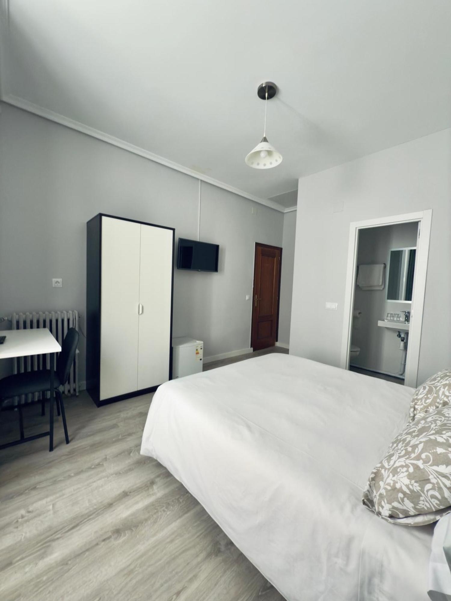 Hostal Conde De Alba มาดริด ภายนอก รูปภาพ