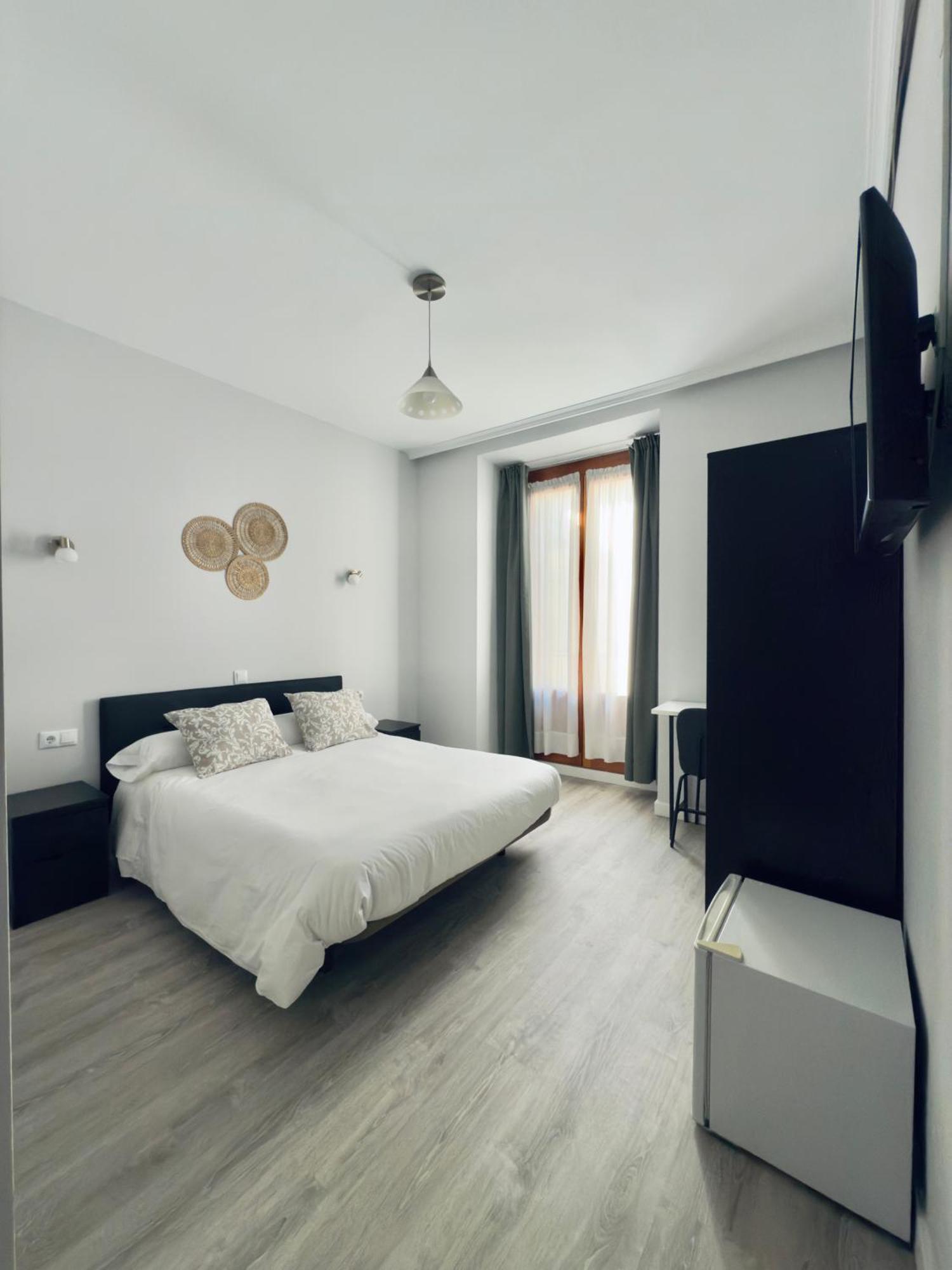 Hostal Conde De Alba มาดริด ภายนอก รูปภาพ