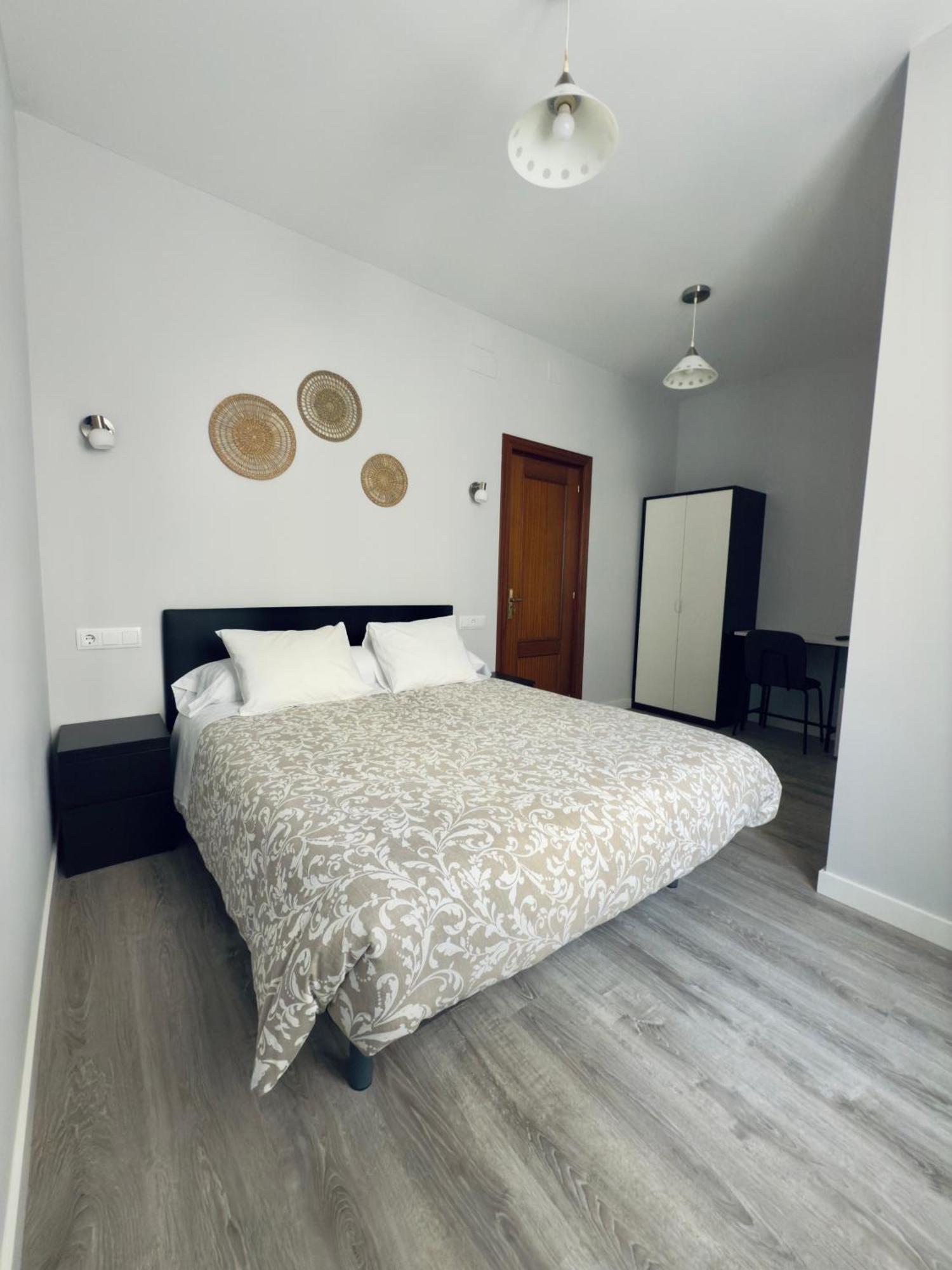 Hostal Conde De Alba มาดริด ภายนอก รูปภาพ
