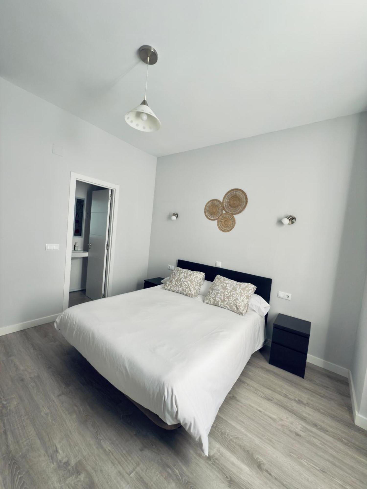 Hostal Conde De Alba มาดริด ภายนอก รูปภาพ