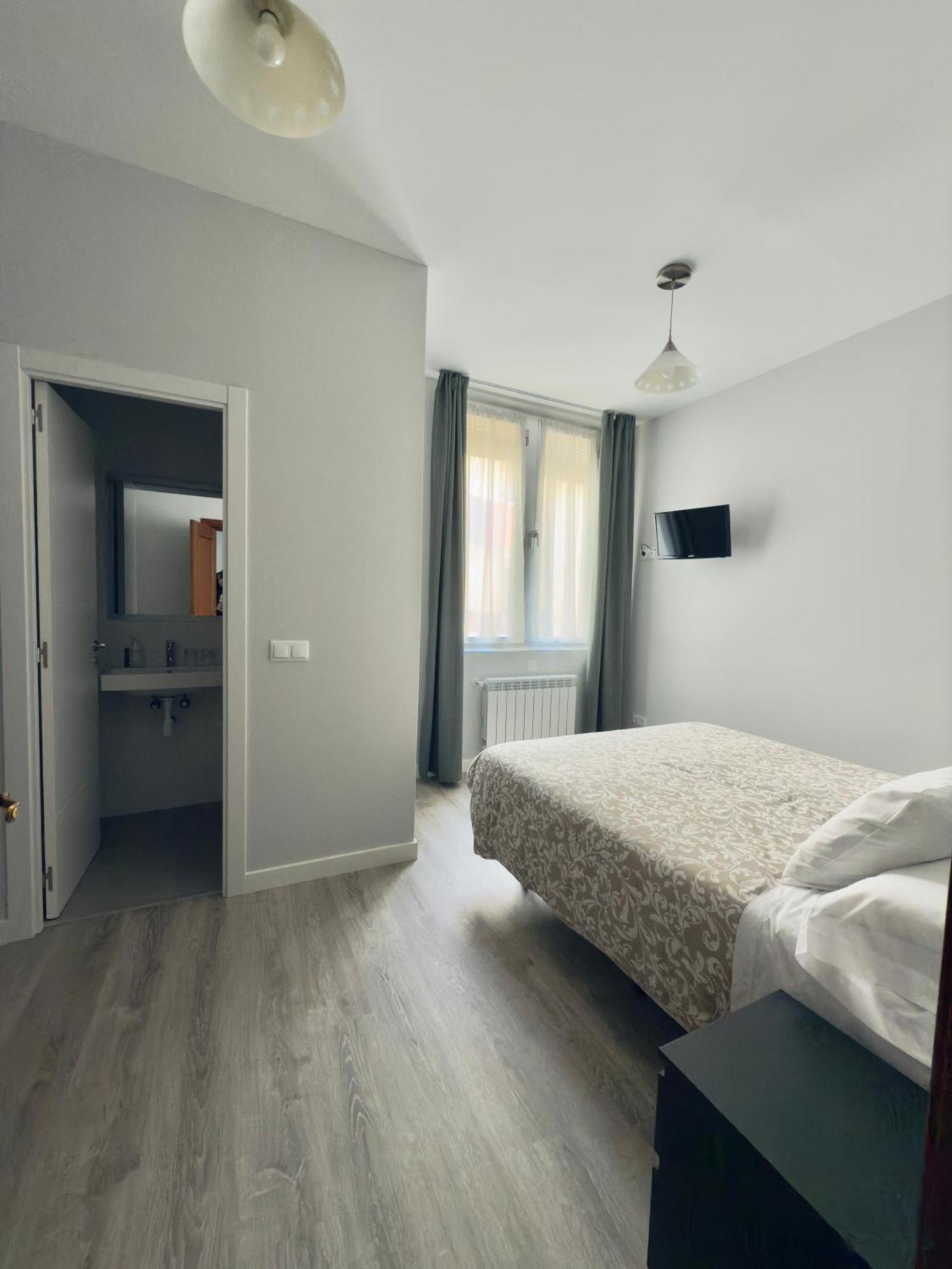 Hostal Conde De Alba มาดริด ภายนอก รูปภาพ