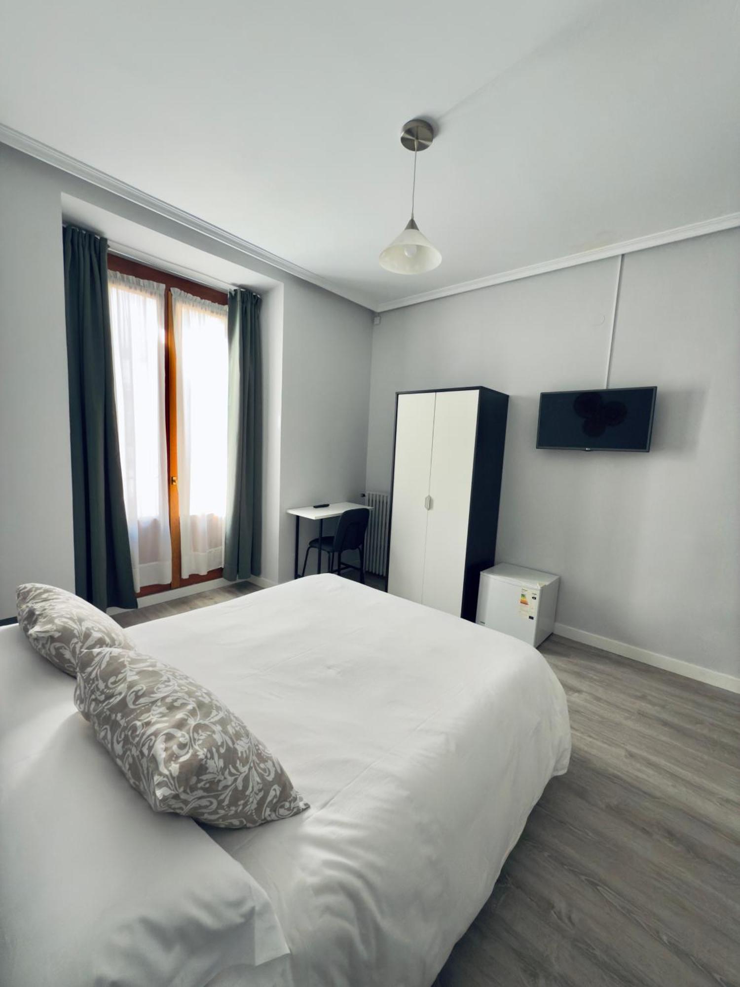 Hostal Conde De Alba มาดริด ภายนอก รูปภาพ