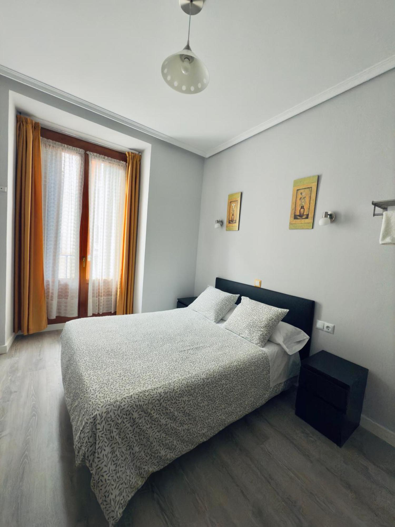 Hostal Conde De Alba มาดริด ภายนอก รูปภาพ