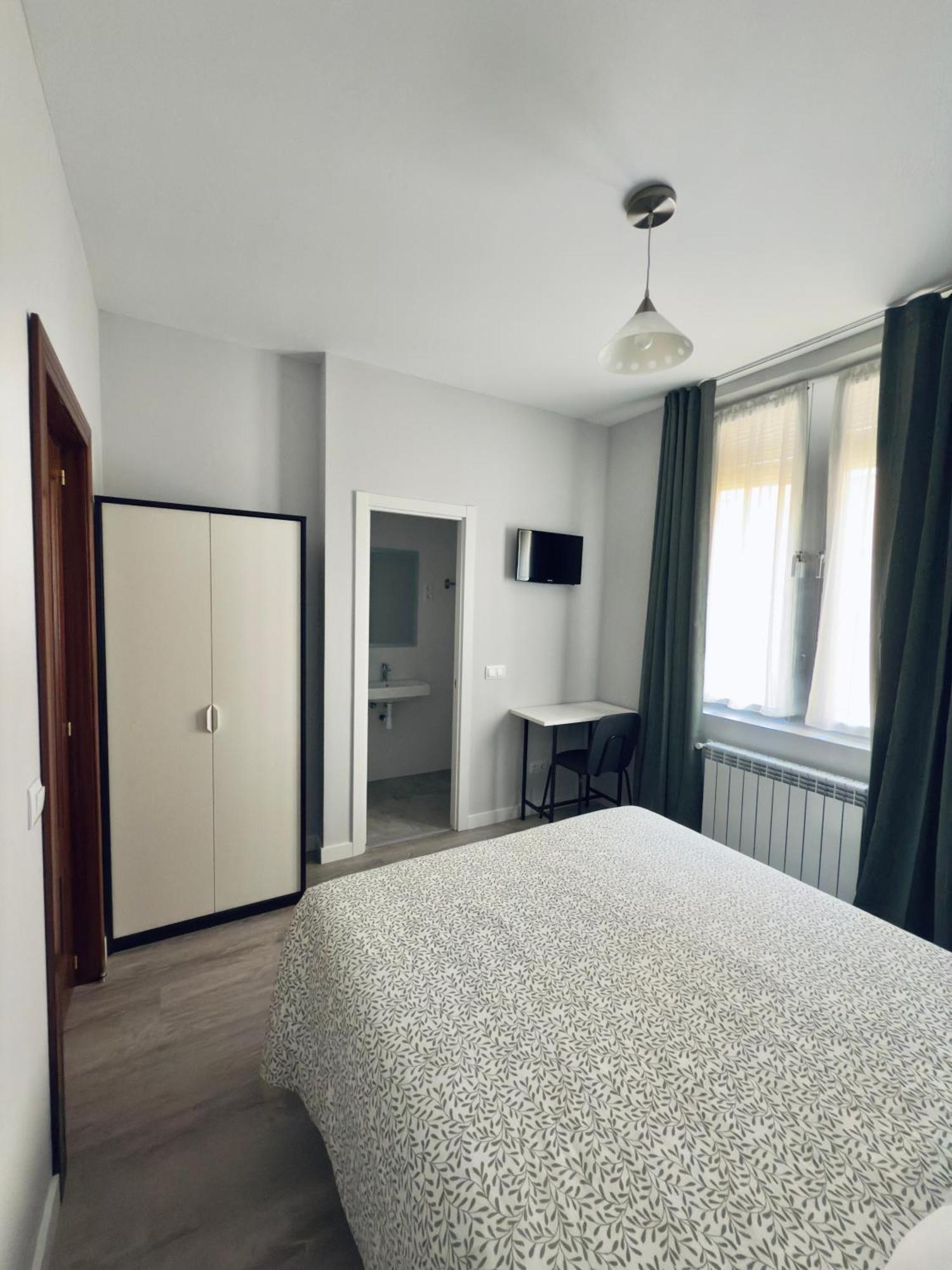 Hostal Conde De Alba มาดริด ภายนอก รูปภาพ