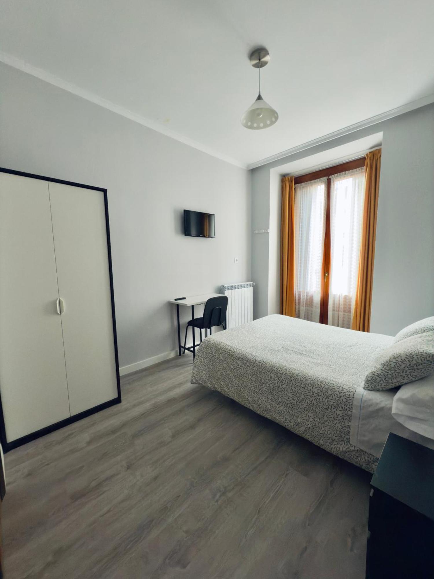 Hostal Conde De Alba มาดริด ภายนอก รูปภาพ