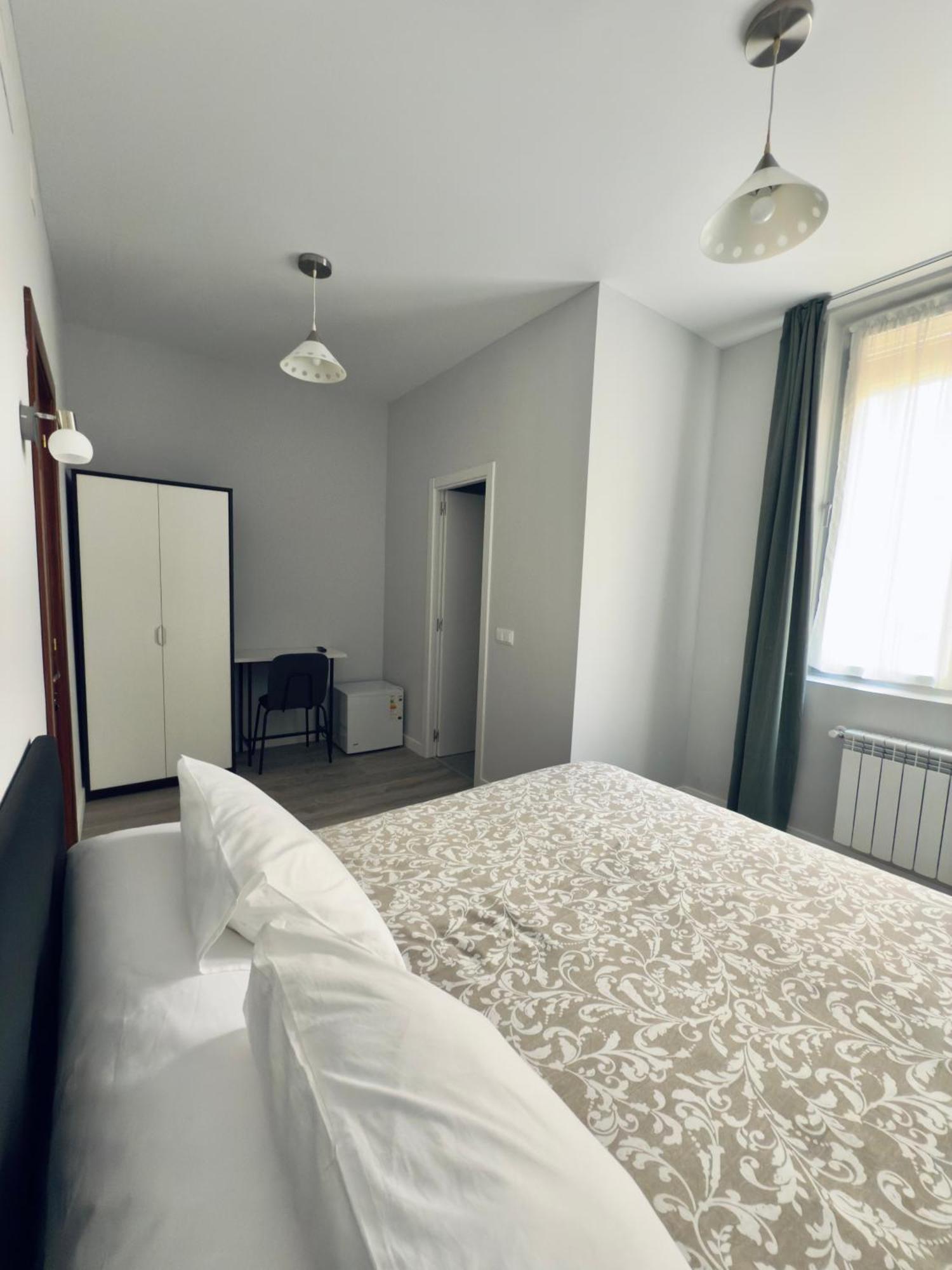 Hostal Conde De Alba มาดริด ภายนอก รูปภาพ