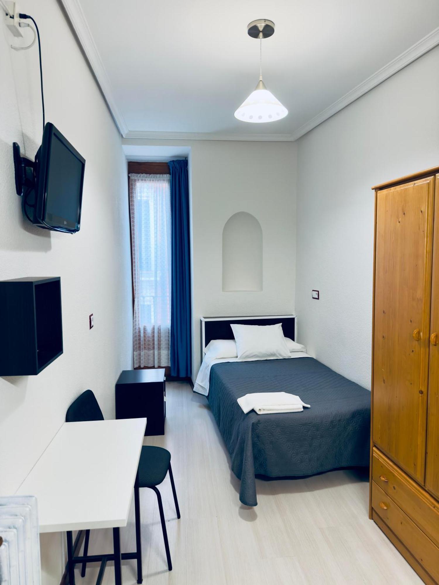 Hostal Conde De Alba มาดริด ภายนอก รูปภาพ
