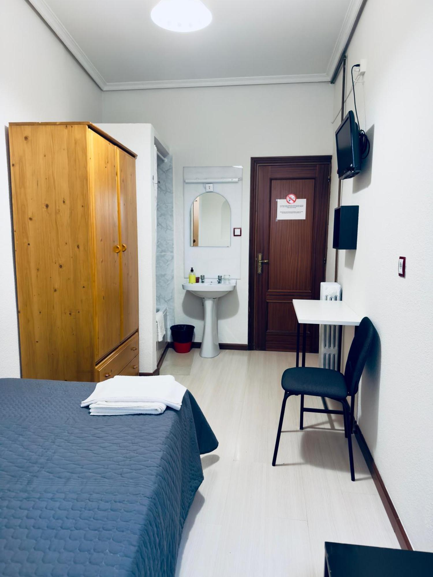 Hostal Conde De Alba มาดริด ภายนอก รูปภาพ